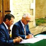 Signature de la convention  entre le Maire de Coursac, M. PEYROUNY et le Président de l'Association, M. OLIVE.